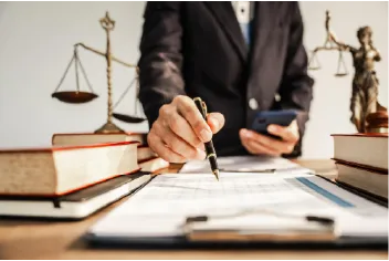 Apreton de manos representando Derecho Administrativo