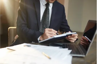 Familia representando Derecho Penal